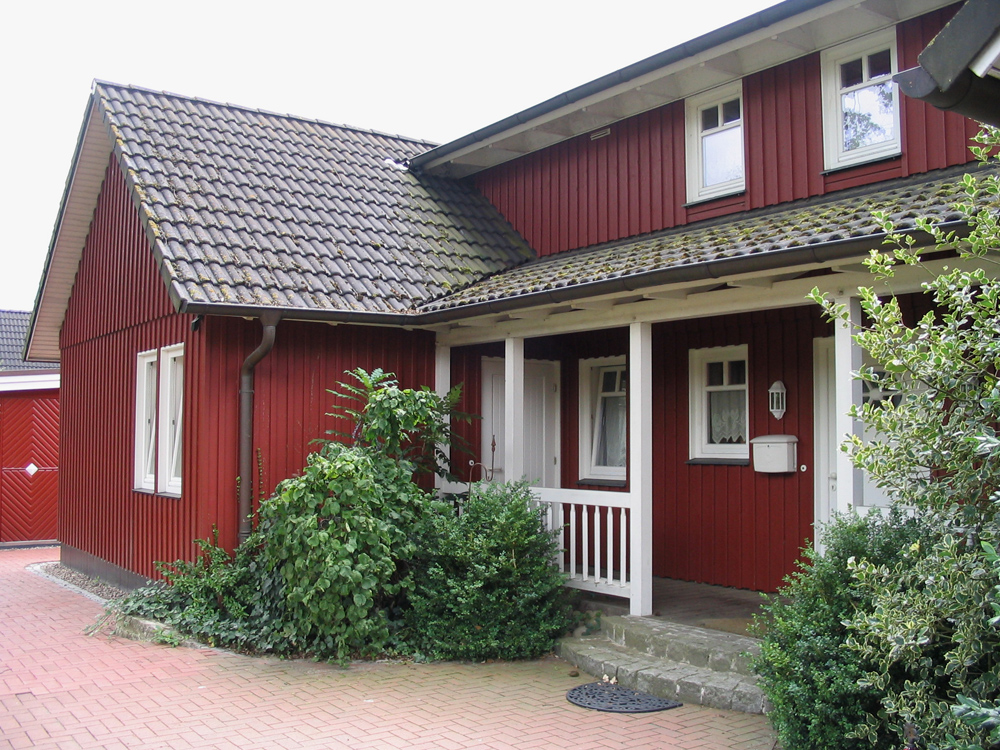 rotes Schwedenhaus mit weißer Veranda