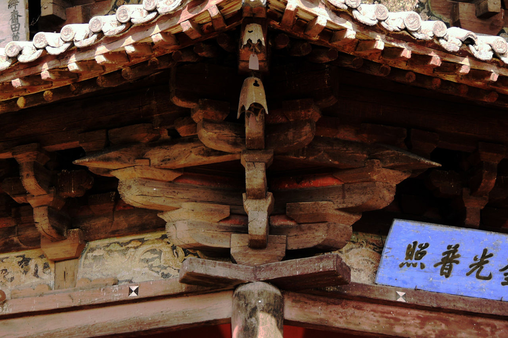 Detailaufnahme der Sakya-Pagode aus Holz