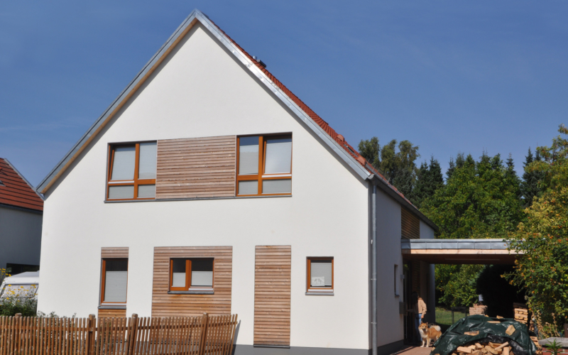 Einfamilienhaus mit einem Fassadenmix aus weißem Putz und horizontaler Holzbekleidung
